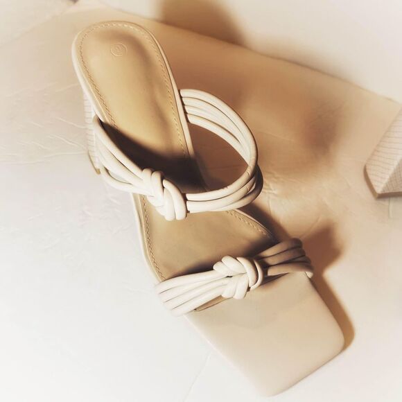 NWOT Cream Colored Slip On Open Square Toe Chunky Heels Size 9 - Picture 9 of 10